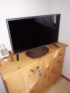 TV de pantalla plana en la parte superior de un armario de madera en Holiday home in Hluboka nad Vltavou 35283, en Hluboká nad Vltavou