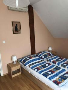 una camera con un letto e due tavoli con lampade di Holiday home in Balatonboglar 35154 a Balatonboglár