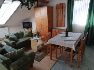 salon ze stołem i kanapą w obiekcie Apartment Zalakaros 8 w Zalakaros