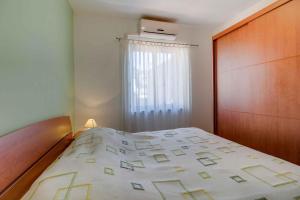 Un pat sau paturi într-o cameră la Apartment in Mali Losinj 35205