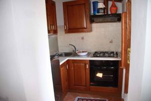małą kuchnię z kuchenką i zlewem w obiekcie Holiday home in Montieri/Toskana 34273 w mieście Montieri