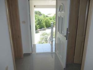 un pasillo con una puerta abierta con vistas en Apartment in Starigrad-Paklenica 34902 en Starigrad-Paklenica