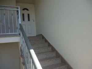 una escalera en una casa con una puerta blanca en Apartment in Starigrad-Paklenica 34902 en Starigrad-Paklenica
