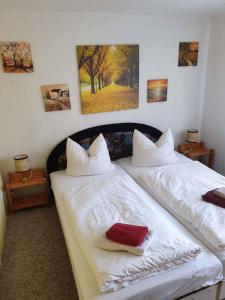 WartheにあるApartment in Rankwitz OT Warthe 34765のベッドルーム1室(白いシーツと赤い枕のベッド2台付)