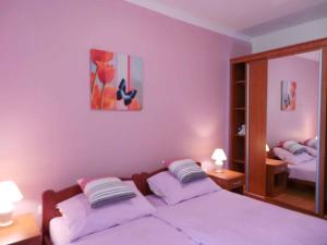 - une chambre avec un lit et un miroir dans l'établissement Apartment in Njivice/Insel Krk 34619, à Njivice