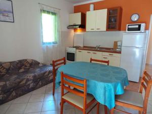 - une cuisine avec une table, des chaises et un lit dans l'établissement Apartment in Njivice/Insel Krk 34619, à Njivice