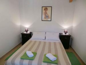 - une chambre avec un lit et 2 serviettes dans l'établissement Holiday home in Krsan 34600, à Kršan