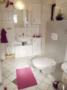 SehlenにあるApartment in Sehlen/Insel Rügen 34682のバスルーム(白いトイレ、シンク付)