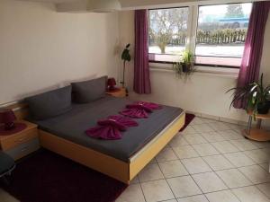 SehlenにあるApartment in Sehlen/Insel Rügen 34682のベッドルーム1室(紫色の枕が付いたベッド1台付)