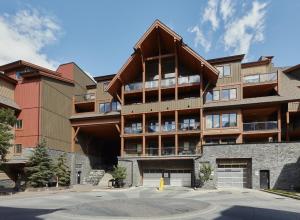Foto dalla galleria di Star Suite -Luxurious condo with 3 fireplaces, and open Pool! a Canmore