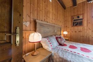 1 dormitorio con 1 cama y 1 mesa con lámpara en Holiday home in Molina, en Lenzumo di Concei