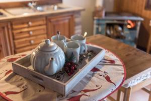 een dienblad met kopjes en een theepot op een tafel bij Holiday home in Molina in Lenzumo di Concei