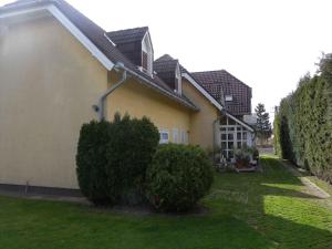 een huis met een groene tuin naast een gebouw bij Apartment in Keszthely/Balaton 18986 in Keszthely