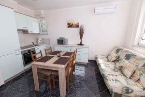 Kuchyňa alebo kuchynka v ubytovaní Apartment in Crikvenica 5516