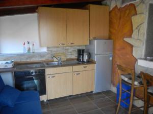 eine Küche mit einer Spüle und einem Kühlschrank in der Unterkunft Apartments in Medulin/Istrien 26776 in Medulin
