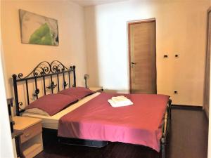 ein Schlafzimmer mit einem großen Bett mit einer roten Decke in der Unterkunft Apartments in Medulin/Istrien 26776 in Medulin