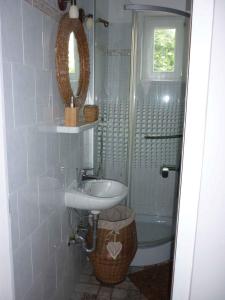 Ванна кімната в Two-Bedroom Holiday home with Pool in Balatonboglar/Balaton 18176