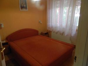 a small bedroom with a bed with a window at Apartments in Cserkeszolo/Ostungarn 34460 in Cserkeszőlő