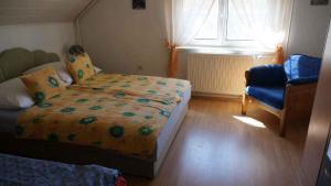 バラトンヴィラーゴシュにあるApartments in Balatonvilagos/Balaton 26340のベッドルーム1室(ベッド1台、椅子、窓付)