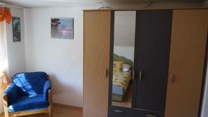 バラトンヴィラーゴシュにあるApartments in Balatonvilagos/Balaton 26340のベッドルーム1室(食器棚付)、ベッドルーム1室(ベッド1台付)