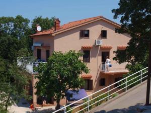 Budova, kde se apartmán nachází + 11 fotografií