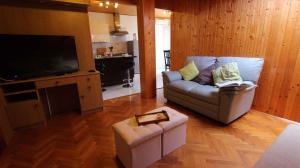 sala de estar con sofá y TV de pantalla plana en Apartment in Klimno/Insel Krk 33504, en Klimno