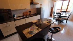 uma cozinha com um balcão com uma mesa e uma sala de jantar em Apartment in Klimno/Insel Krk 33504 em Klimno