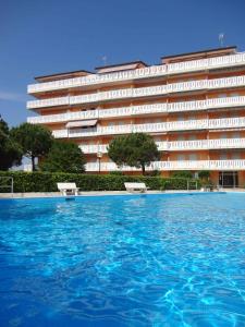 una grande piscina di fronte a un edificio di Apartments in Porto Santa Margherita 24778 a Porto Santa Margherita di Caorle
