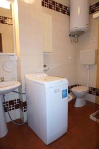 un piccolo bagno con servizi igienici e lavandino di Apartments in Porto Santa Margherita 24778 a Porto Santa Margherita di Caorle