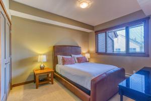 Tempat tidur dalam kamar di Rundle Rise - Spacious Condo Steps from Main Street