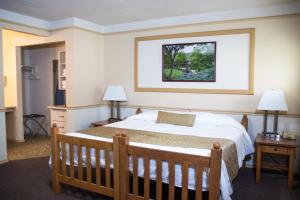 Pine Flat LakeにあるWonder Valley Ranch Resortのベッドルーム1室(大型ベッド1台、ランプ2つ付)
