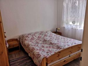 バラトンフェニヴェシュにあるHoliday home in Balatonfenyves 27939のベッドルーム1室(花柄のベッドカバー、窓付)