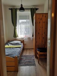 バラトンフェニヴェシュにあるHoliday home in Balatonfenyves 27939の小さなベッドルーム(ベッド1台、窓付)