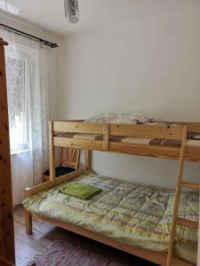 バラトンフェニヴェシュにあるHoliday home in Balatonfenyves 27939のベッドルーム1室(二段ベッド2台、窓付)が備わります。