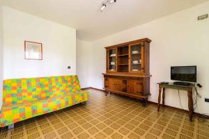 リニャーノ・サッビアドーロにあるApartments in Lignano 21670のリビングルーム(ソファ、テレビ付)