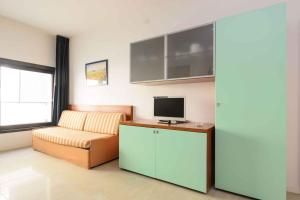 リニャーノ・サッビアドーロにあるApartment in Lignano 21634のリビングルーム(ソファ、薄型テレビ付)