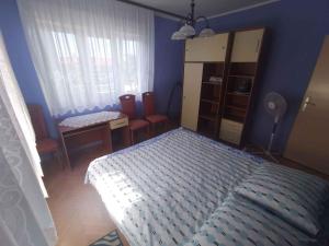 Postel nebo postele na pokoji v ubytování Apartment in Crikvenica 5484