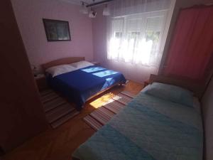 Postel nebo postele na pokoji v ubytování Apartment in Crikvenica 5484