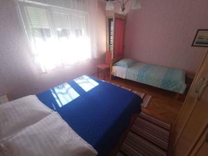 Postel nebo postele na pokoji v ubytování Apartment in Crikvenica 5484