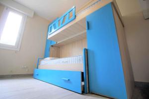 ロゾリーナ・マーレにあるApartments in Rosolina Mare 24915のベッドルーム1室(青いドア、二段ベッド1組付)