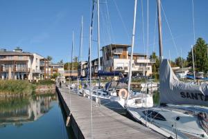 バラトンフレドにあるApartments in Balatonfüred/Balaton 27839の船着場の一群