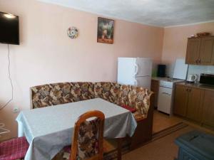 cocina con mesa y sofá en una habitación en Apartment Karlobag/Velebit Riviera 27804 en Karlobag