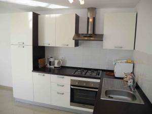 Kuchyňa alebo kuchynka v ubytovaní Apartment in Crikvenica 5466 + 5 fotografií