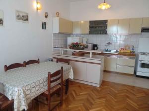 Kuchyňa alebo kuchynka v ubytovaní Apartment in Senj 27782 + 12 fotografií