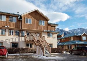Gallery image of Mountain Gate - Pet Friendly 2BR w Mountain Views and open hot tub in Canmore