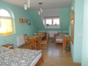Zimmer mit einem Tisch und einem Esszimmer in der Unterkunft Holiday home Nagyvazsony/Balaton 20231 in Nagyvázsony