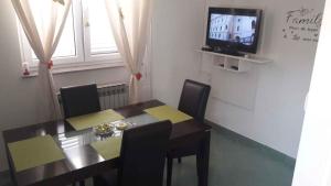 Televízia a/alebo spoločenská miestnosť v ubytovaní Apartments in Zadar/Zadar Riviera 17889