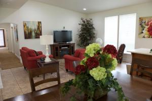 un soggiorno con sedie rosse e TV di Wonder Valley Ranch Resort a Pine Flat Lake