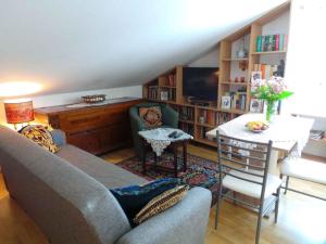 uma sala de estar com um sofá e uma mesa em Apartment Volosko 15685 em Volosko