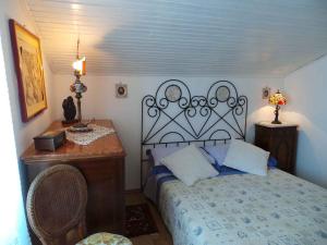 um quarto com uma cama, uma mesa e um candeeiro em Apartment Volosko 15685 em Volosko